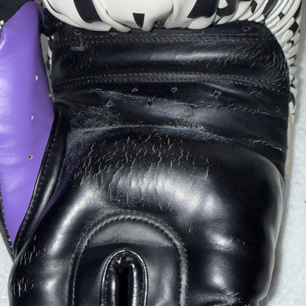 Black and White Boxing Gloves - Picture 4 of 7